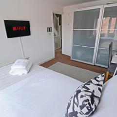 Double Room with Parking, Kitchen, TV, Wi-Fi & Desk in Modern Townhouse, Long Eaton - Perfect for Contractors, Pilots, Business Travellers & more