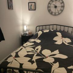 Cosy home from home with PRIVATE BATHROOM - FREE PARKING