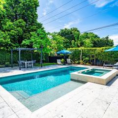 Spacious 5 Bedroom Heated Pool and Hot Tub, 12 minutes to the Beach