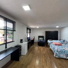 Quarto Grande Com Banheiro Privativo em OP