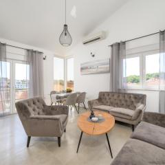 J&J apartment NEW MODERN ELEGANT With Balcony and Loggia - Free private parking Fast Wi-Fi and 3 AIR conditioners