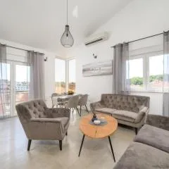 J&J apartment NEW MODERN ELEGANT With Balcony and Loggia - Free private parking Fast Wi-Fi and 3 AIR conditioners
