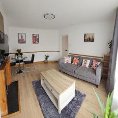 EcuaStay New Luxurious 4 Bedroom Home with Garden and parking
