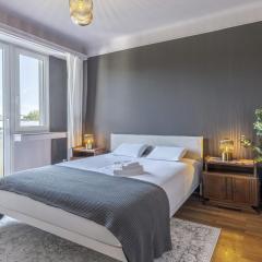 Stylish 2BR Apt with Balcony & Views near Center