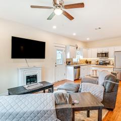 Montgomery Cottage with Fenced Yard Less Than 1 Mi to Lakes!