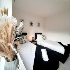 Spacious 3BR House with 3 Bathrooms ideal for Families, Professionals and Relocators near NEC, BHX, HS2 and JLR with Travel Cot, Pets Allowed and Free Parking