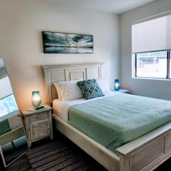 Hollywood Panoramic Views, Pool, Gym & Free parking!