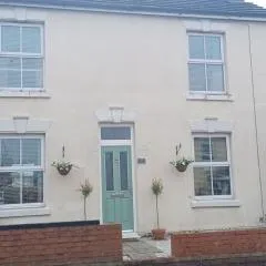 Rugby town centre house close to rugby train station and rugby school