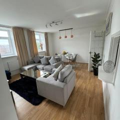 Tranquil Top-Floor Family Haven!