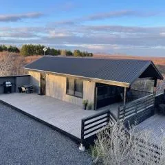 Cozy 3BR Summerhouse with Hot Tub in South Iceland