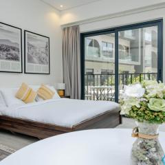 Tranquil Oasis Studio with Pool Views in Vibrant Neighborhood