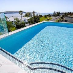 Glorious 2-Bed with Waterside Balcony Views