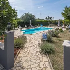 Awesome Apartment In Micetici With Wifi