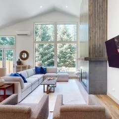 Walk to Detroit Lake! Family Home with Outdoor Oasis