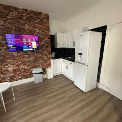 Suli House-Families and Couples only- 3 minutes' walk to the seafront