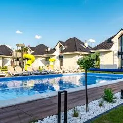 Family Resort Ustka - Domki dwupoziomowe z basenem