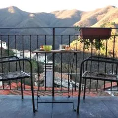 Cozy hillside getaway, spectacular view