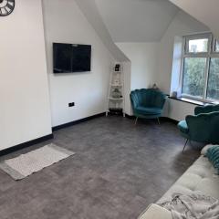 City Apartment Sleeps 5 with Parking