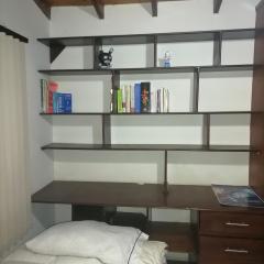 Cuarto con cuarto de baño y terraza