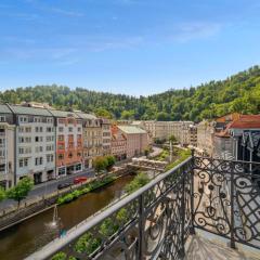 Boutique Apartment Owned by Emperor Peter The Great With 2 Balconies & Jacuzzi