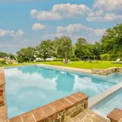 Luxury Resort with swimming pool in the Tuscan countryside, Villas on the ground floor with private outdoor area with panoramic view