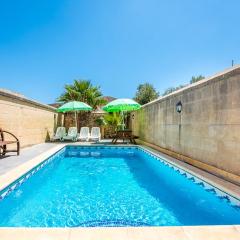 4 Bedroom Holiday Home with Private Pool