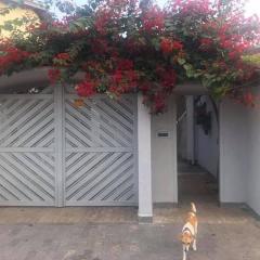 Casa espaçosa 6 min da praia