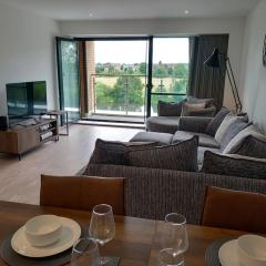 Luxury Riverside Apartment Stunning views Free Parking