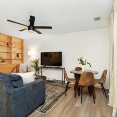 Chic & Cozy Condo in Manhattan with Free Parking & WiFi