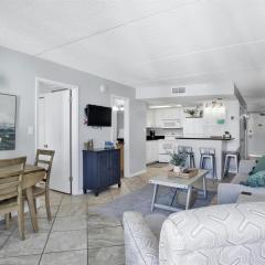 Condo on the Beach- walk to restaurants, shops and activities.