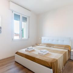 Chic Parma Flat Near City Center