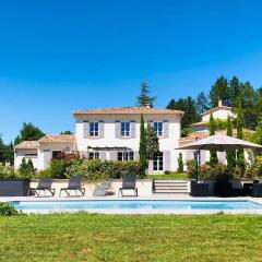Available for ten people, pool and parking included