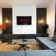 Midnight Manor High-Speed WiFi, Cinema Room & Sleeps 6 Modern Luxury Stay