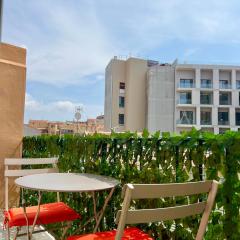 Center 2 min walk to beach quiet sunny balcony