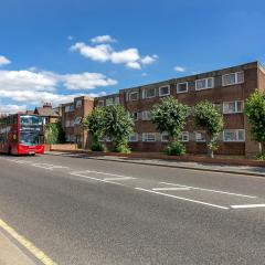A Stunning Flat in London, Gants Hill