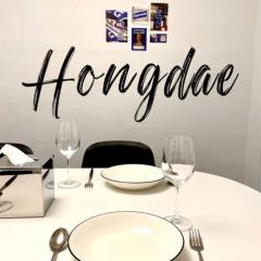 Hongik University Station 10 minutes walking distance 3 Queen Beds for 6 people