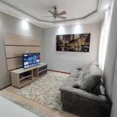 Casa com garagem, ar condicionado, sala tv e jantar, cozinha completa e lavanderia