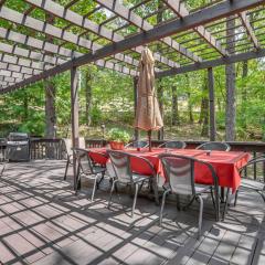 3 Mi to Table Rock Lake Cabin with Fire Pit!