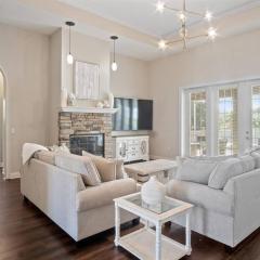 Luxury Heated Pool Home, Hot tub, King bed suite