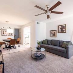 SoLa OASIS 2BR King Suite, Fully Stocked kitchen, Pool & Gym