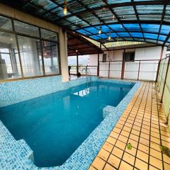 PP with rooftop pool and bathtub