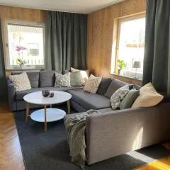 Hus med stor trädgård i lugn miljö nära havet
