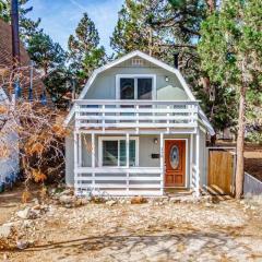 The Cozy Bear Cabin, BBQ, Indoor Fireplace!