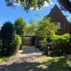 Villa bij bos en centrum