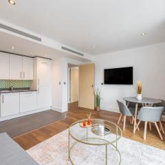 Stylish 2 Bedroom Apartment in Chelsea by Battersea Park with AC