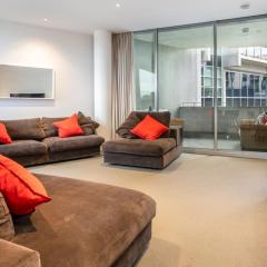 2BR Apartment near Parliament House - Hosted by Canstay