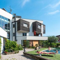 Rosy & Onyx House With Shared Pool