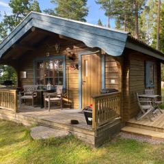 Timrad stuga i kanten av skogen med SPA möjlighet