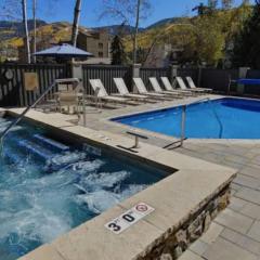 Best location in the heart of lions head, Ski lockers, jacuzzi and pool