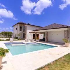 Luxury Beach Villa with Private Pool, Jacuzzi, Beach Club Access with Restaurant & Adventure Nearby
